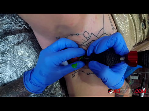 ❤️ Itin tatuiruota karšta Sully Savage gavo tatuiruotę ant savo klitorio Kokybiškas seksas prie mūsų ️❤